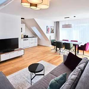Апартаменты Myfavorit - Spacious Next To Puplic Transport U1 Direct Connection To Citycenter, Вена